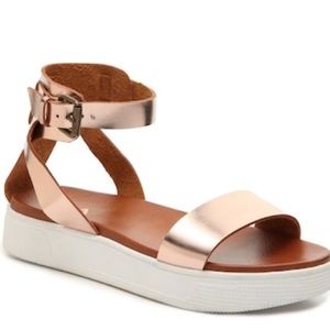 NWOT Mia Kids Rose Gold Sandals Size 5 big girls